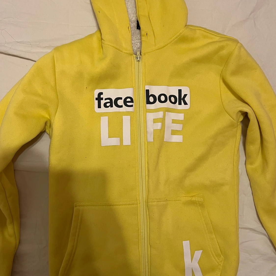 Gul hoodie med text - 90