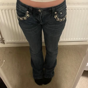 Miss Me jeans - Sjukt snygga bootcut jeans från Miss Me. Midjemåttet är 38 cm och innerbenslängden är 82 cm. Lite söndertrampade längs ner men inget som märks av, annars fint skick. 💕💕