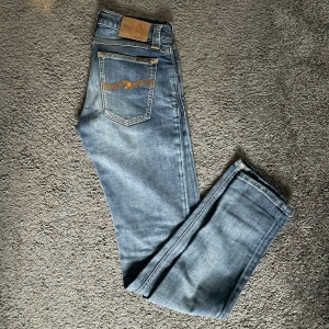 Nudie jeans - Säljer nu dessa as feta nudie jeans i slim fit modell, dem är i nyskick utan några defekter. Frågor? skicka ett pm. Pris kan diskuteras vid snabbaffär.