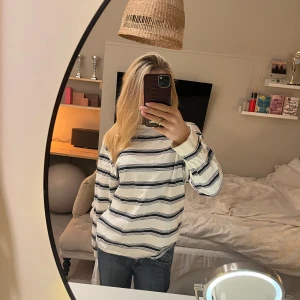 Randig tröja från Lager157 - Säljer en vit och marinblå randig tröja lager157. Tröjan har långa ärmar och en avslappnad passform. Tyvärr har den en liten fläck från ögonbrynsfärg på högra armen som inte riktigt går bort..Men utifrån de så är den knappt använd! 💕