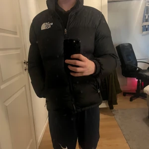 Svart dunjacka från The North Face - Säljer en svart dunjacka från The North face. I strl S men passar xs ( är 173) ny pris runt 3800kr men säljer för 799kr. Tveka inte på att ställa frågor!