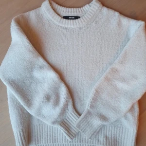 Vit stickad tröja  - Mysig vit stickad tröja från BikBok, säljer så den inte används ☺️