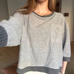 Grå tröja med trekvartsärm - Mysig grå tröja med trekvartsärm och mörkare grå detaljer vid hals, ärmslut och nederkant 💗