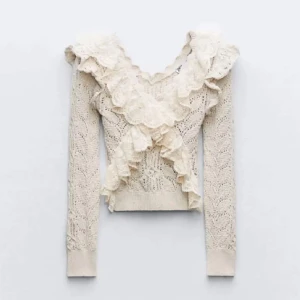 Beige stickad tröja med volangdetaljer - Säljer en söt beige stickad tröja med vackra volangdetaljer och v-ringning. Den är endast använd några få gånger. Perfekt för en tjejmiddag!!💖