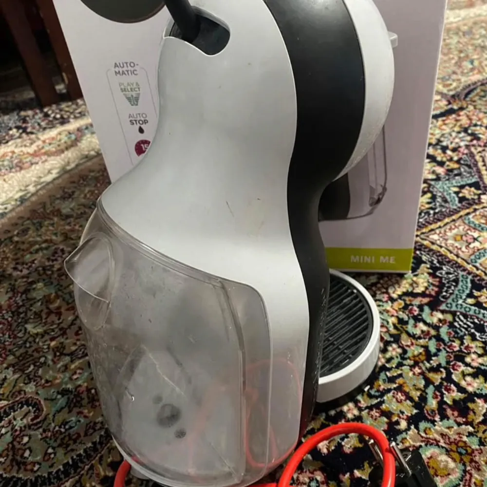Kaffemaskin mini me från nescafe dolce gusto med justerbar dryckesstorlek. . Muu.
