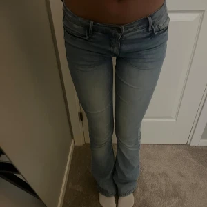 Lågmidjade Bootcut jeans - Snygga ljusblå jeans från LMTD. Lågmidjade och mycket stretchiga, passar mig som är ca 169💕