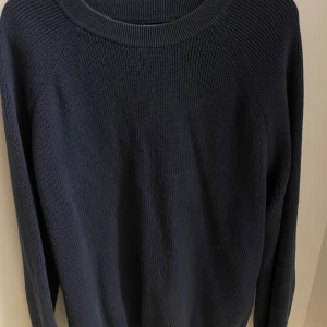 Mörkblå stickad tröja från Zara - Säljer nu denna fina tröja då den är för liten för mig. Storlek M. Köpt på Zara och är i väldigt fint skick. Hör av er om fler bilder eller frågor