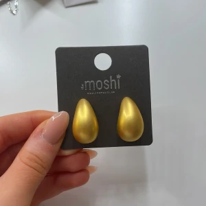 Guldörhängen från the Moshi - Snygga droppformade örhängen i guld från the Moshi. Aldrig använda och är kvar i orginalförpackning. Har inga repor💕