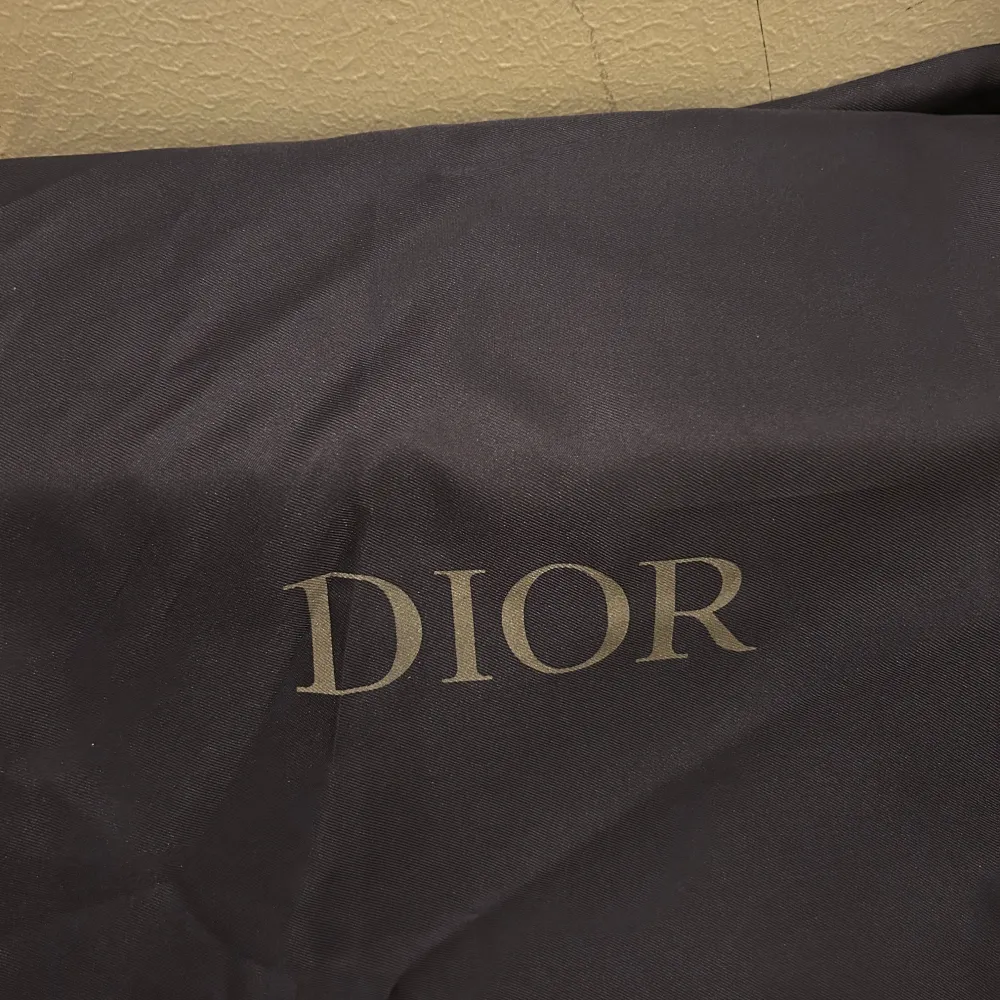 Snygga sneakers från Dior i en kombination av blått, grått och vitt. Skorna har en modern design med snörning och en bekväm sula. Perfekta för en stilren look.. Kengät.