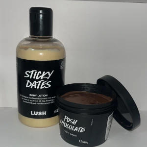 Lush Sticky Dates Body Lotion och Posh Chocolate Body Wash - Säljer en Lush Sticky Dates Body Lotion och en Posh Chocolate Body Wash. Lotionen har en krämig konsistens och doftar sött av dadlar. Duschkrämen har en rik chokladdoft och en len textur. Perfekt för en lyxig duschupplevelse Posh är testad man kan se på de sista bilderna men den är nästan helt full, sticka dates är lite använd också se bilder för återstående mängd ☺️. Säljer då jag tror att jag är allergisk mot någon ingrediens i dem☹️ annars tycker jag att dem doftar himmelskt 🥹🤌🏽 🍨
