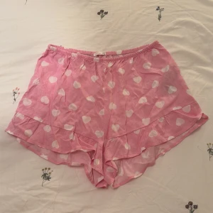 Pyjamas shorts med hjärtan - Rosa shorts med hjärtan och volangdetaljer.helt oanvända strl xsmall från Oysho