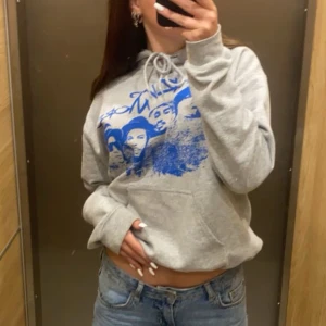 Grå hoodie med blått tryck - Säljer denna super snygg mount rapmore hoodien. Den är i bra skick. Storlek s