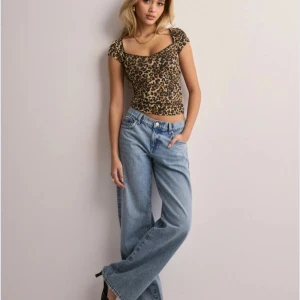 Leopardmönstrad topp från Nelly - Super snygg och trendig topp med Leo print💗 nypris 200kr, säljer då jag råkade beställa två styckna, den är aldrig testad och inte ens öppnad ur påsen jag fick den i💕 .