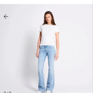Lågmidjade bootcut jeans - Fina ljusblåa jeans från lager157, passar perfekt för någon som är lite längre då dom är långa i benen. Endast använda några få gånger, är i storlek S och säljer för 300kr. (Sömmen längst ner på jeansen har jag sprättat upp för att dom ska bli längre)