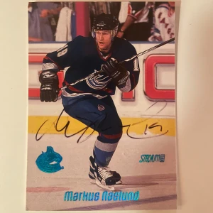 Signerat Markus Näslund hockey kort - Säljer ett signerat Markus Näslund hockey kort. Kortet är i bra skick och signaturen är gjord i verkligheten alltså inte någon som är från produktion. Perfekt för samlare, kom med pris förslag priset är inte hugget i sten!