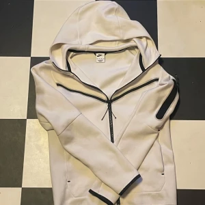 Vit huvtröja från Nike - Säljer vit nike tech som bara är använd fåtal gånger🤩
