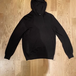 Kashmir hoodie från Oscar Jacobson - Säljer en stilren brun hoodie från Oscar Jacobson, tillverkad i Italien 🇮🇹. Blandning mellan merino ull och kashmir. Nypris 1700 kr kvitto finns om man frågar. Skick 8/10
