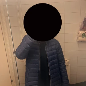 Marinblå jacka - Jättegullig. Skriv för frågor. Står att det är storlek L men passar men som vanligtvis bär S