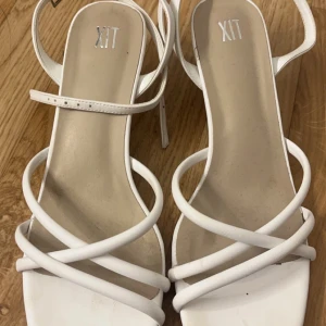 Vita sandaler  - Stilrena vita sandalermed smala remmar och en liten klack. Söta till sommaren men har bara använt dem en gång🥰