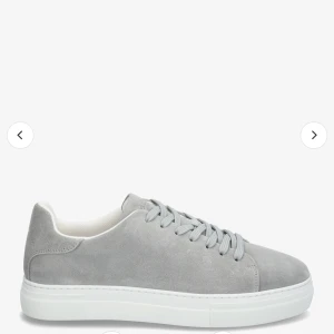 Grå selected homme skor - Stilrena grå sneakers med snörning och en vit sula. Perfekta för en avslappnad look.