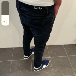 Dondup jeans George  - Säljer dessa sjukt snygga dondupjeansen som är i modell George. Storleken är 33 men passar 32. Skicket är 9/10 och nypris ligger runt 4000kr men säljer för 799kr, färg på byxorna är navy blå.