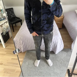 Zadig & Voltaire cashmere zip - Zadig & voltaire cashmere zip i storlek M men passar bättre L. Endast använd ett fåtal gånger då den sitter lite för stort. Väldigt unik så du står ut från mängden. Nypris närmre runt 5000kr Pris kan diskuteras..