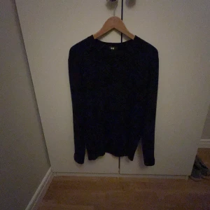 100% cashmere tröja uniqlo  - Snygg och enkel blå tröja från Uniqlo. Perfekt för en stilren look. Tröjan har långa ärmar och en klassisk rund halsringning. Den är av 100% cashmere och köpt för 1 år sedan och är i mycket gott skick. 