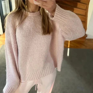 Rosa stickad tröja - Mysig rosa stickad tröja i storlek S💞sparsamt använd och i fint skick, skriv för frågor, fler bilder eller om priset😊💗