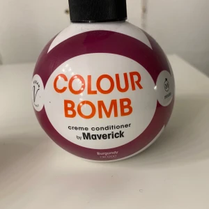 Colour Bomb Creme Conditioner - Colour Bomb creme conditioner från Maverick i nyansen Burgundy. Denna veganska produkt är perfekt för att fräscha upp hårfärgen och ge en intensiv färgboost. Köpt för 2 månader sedan, kan användas 10 månader till enligt förpackning.✨