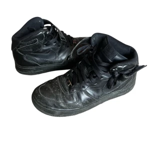 Höga nike airforce 1  - Höga af1 använt skick. Exslusive medel med svart emblem