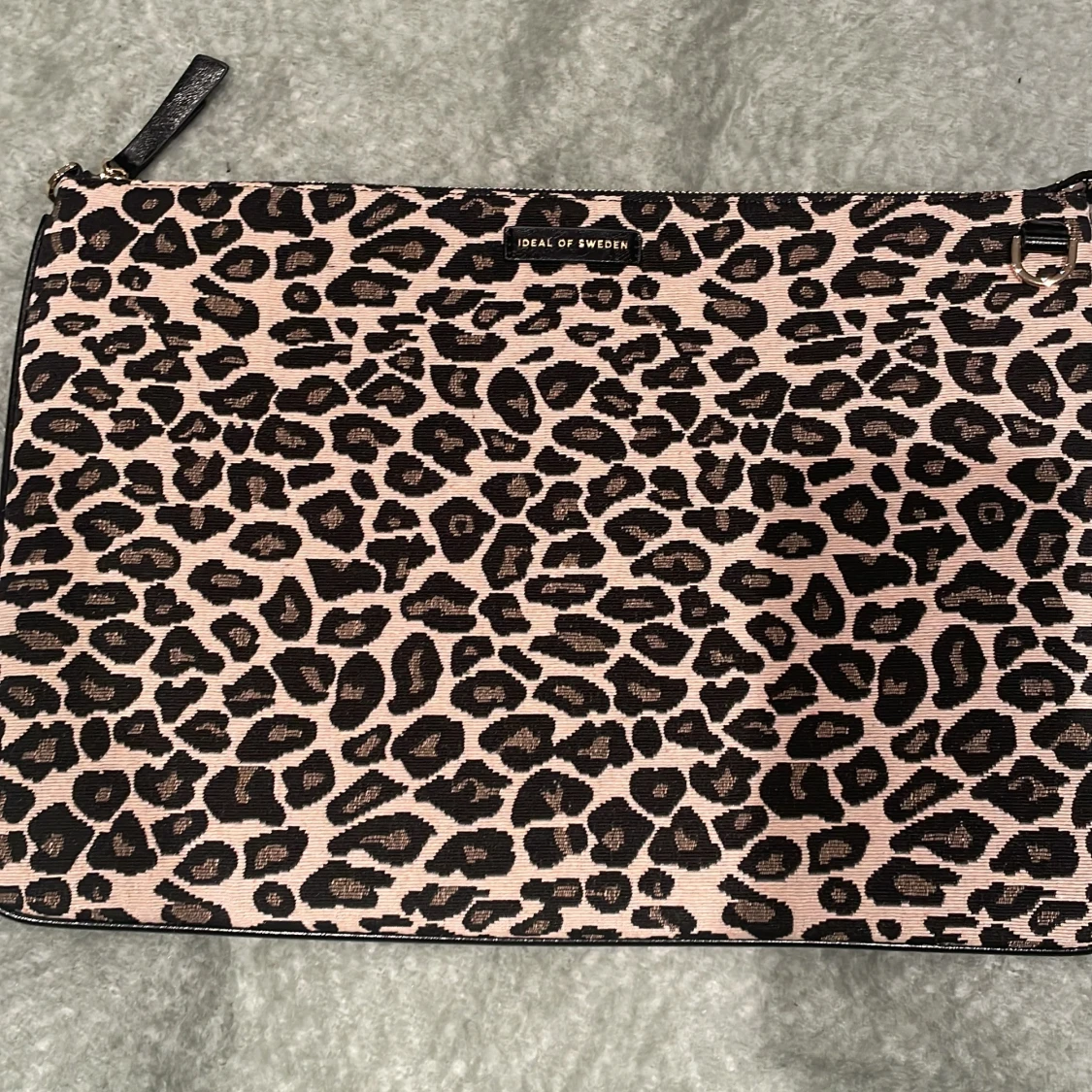 Leopardmönstrat datafodral från Ideal of Sweden