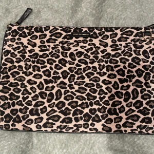 Leopardmönstrat datafodral från Ideal of Sweden - Snyggt datafodral från Ideal of Sweden med leopardmönster i beige, brun och svart. Väskan har en praktisk dragkedja och är perfekt för att förvara din dator i med stil. 