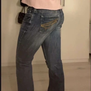 Lågmidjade jeans - As balla Lågmidjade jeans som ej används längre. Bra skick, knappast använda. Storlek 30x32, modellen är 164 cm