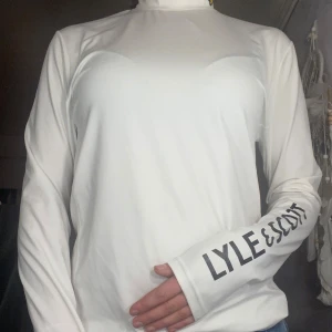  Lyle & Scott träningströja - Träningströja från lyle & scott. Tryck på ena armen och vid halsen. Ganska liten för att vara storlek L
