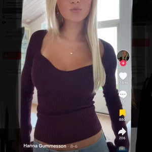 Vinröd topp - Populär vinröd ribbad topp som inte går att köpa längre!!