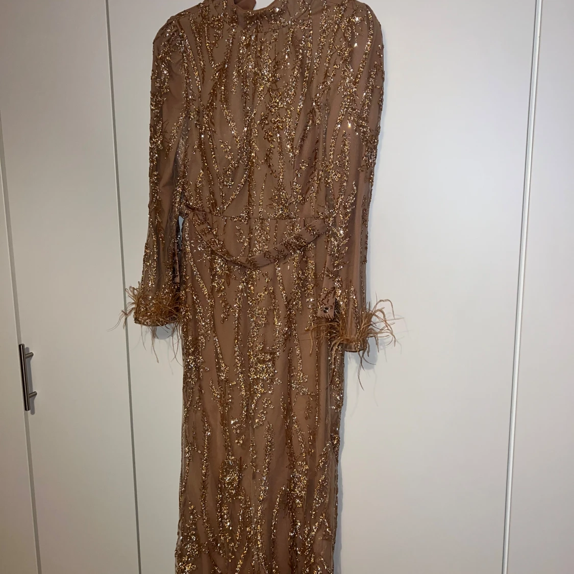 Glittrig beige långklänning - 93
