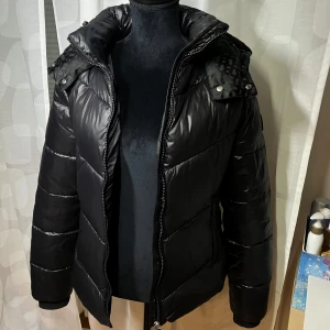 Vinterjacka Pepule Hugo Boss - Helt ny, har aldrig kommit till användning, köpte strl 40 enligt rekommendationer men passar både strl 38 och liten 40.
