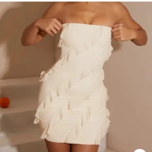 Vit klänning ohpolly - Hejj, säljer min fina vita klänning jag hade på mig på min student mottagning, den är i nytt skick och är perfekt till studenten. Storlek (6) eu 34 🤍🤍