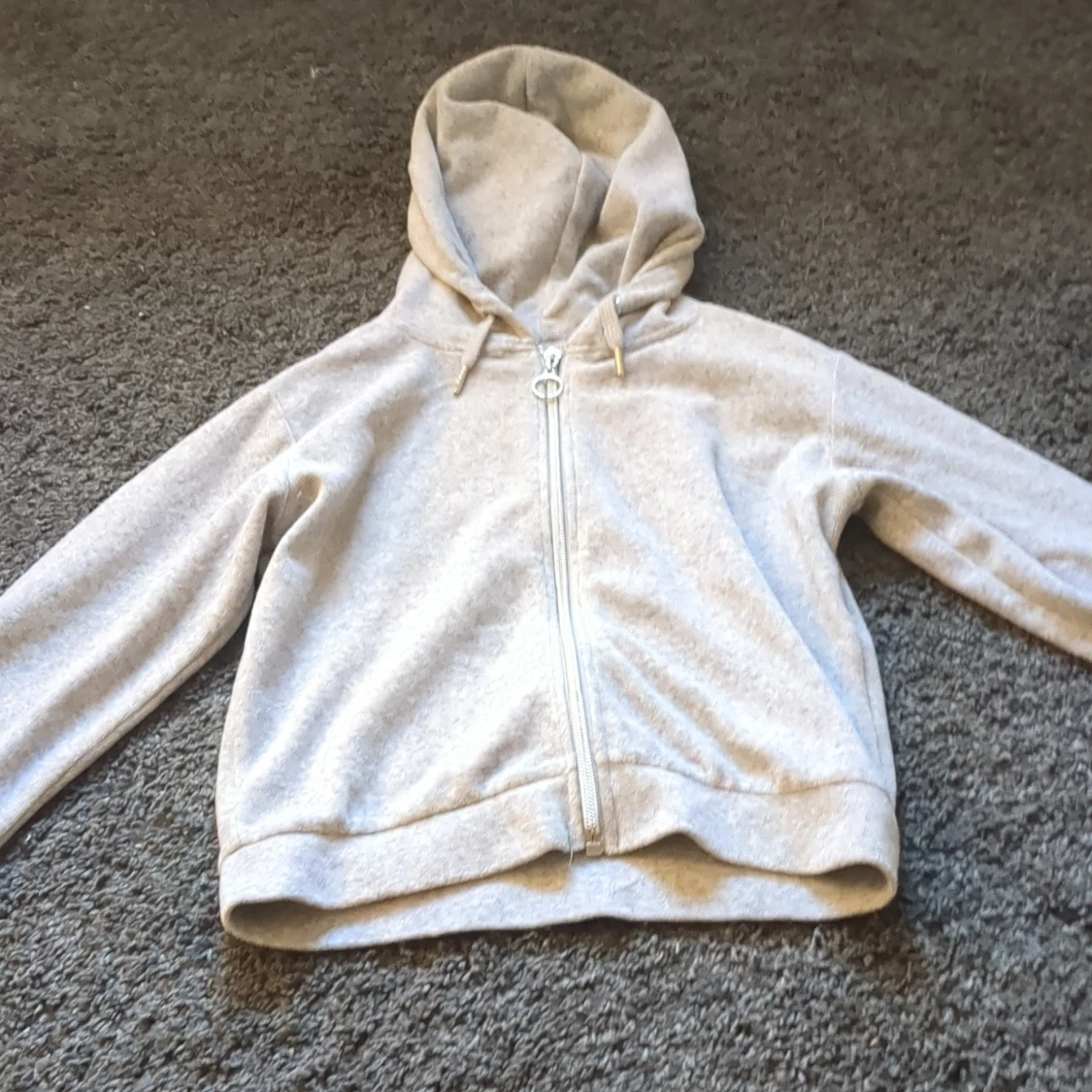 Grå hoodie från Gina Tricot