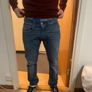 Replay Jeans - Snygga blå jeans från Replay i modellen Rocco. W31 L34. Passar även bra W32. Mycket bra skick endast använda 1-2 gånger Midja 40cm, benlängd till midjan 105cm