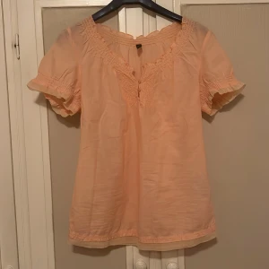 Alt luftig blus - Säljer denna urgulliga och luftiga blus då den inte passar min stil längre! Använd 1-2 gånger och i jätteskönt luftig material! Nypris: 299kr