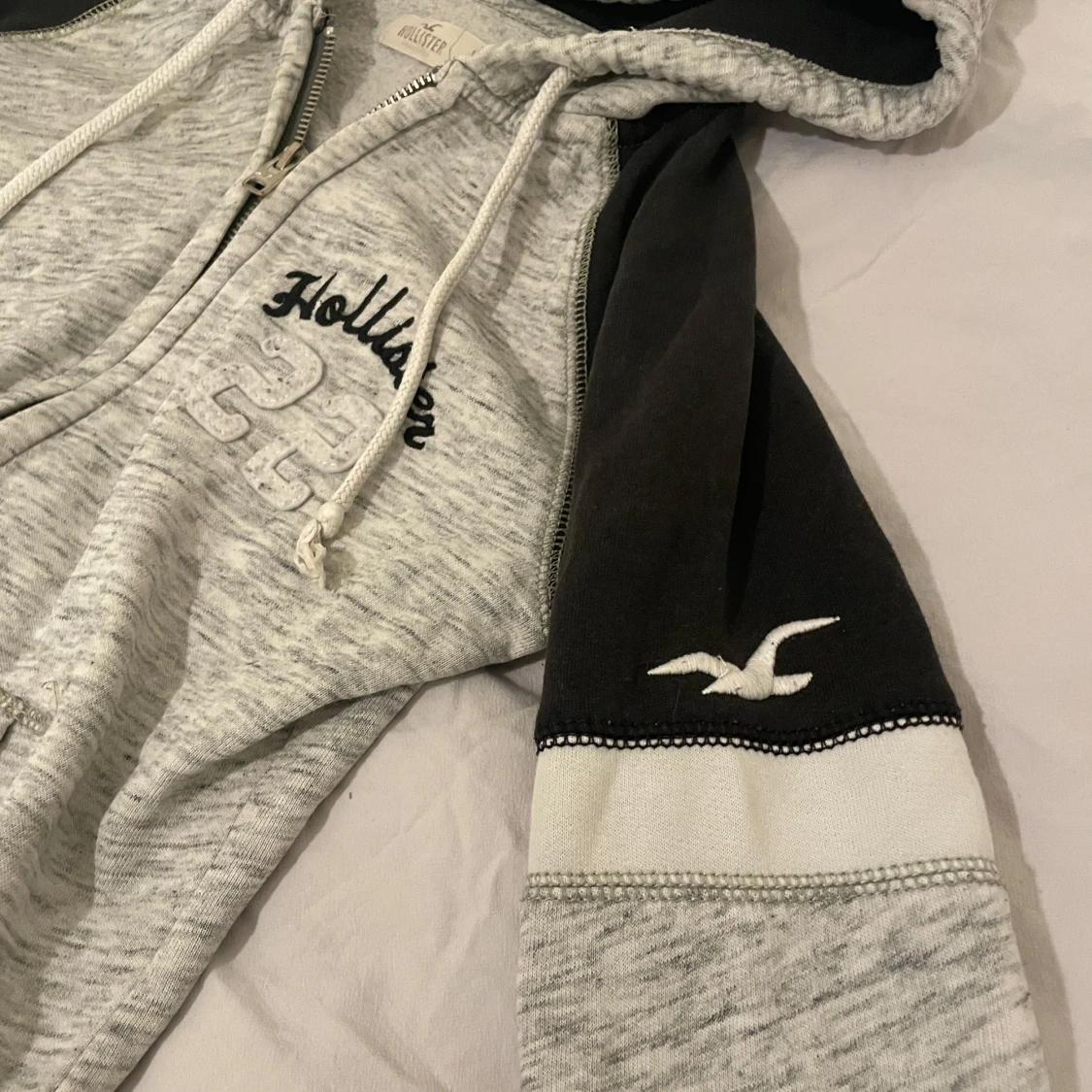 Grå och svart hoodie från Hollister - 2