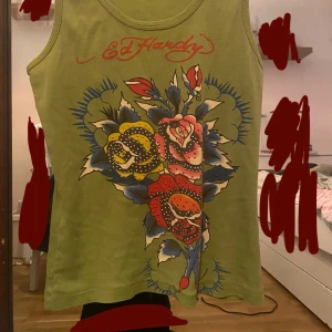 Y2K, ed hardy linne - Perfekt skick på den. Sitter som S skulle jag säga. 