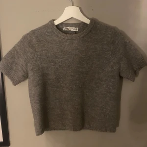 Grå stickad tröja från Zara - Säljer en mysig grå stickad tröja från Zara med  korta ärmar. Enkel och stilren design som passar till det mesta🩶