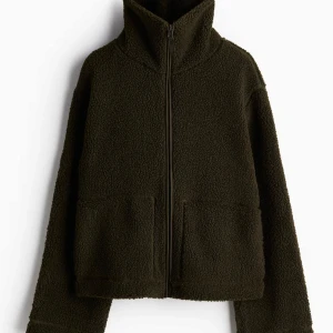 Mörkgrön teddyjacka från hm - Säljer den trendiga teddyjackan från hm, i grönt. Jackan är slutsåld på hemsidan och använd endast en gång och ser helt ny ut. 🩷🩷
