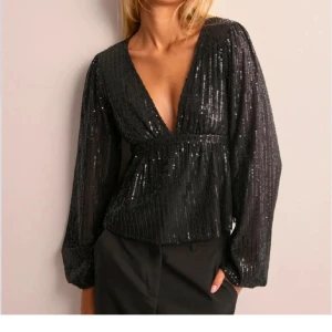 Fest topp nelly - Jättefin glitter topp från Nelly, helt ny med lapp kvar, storlek S, assnygg till fest