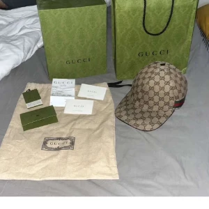 Gucci keps  - Gucci keps beige i topp skick, kepsen är helt ny utan några defekter. Pris 2700kr  Storlek S, 57 cm Endast seriösa köpare  Allt OG följs med vid köp, kvitto dustbag och mer. Kan mötas i Stockholm eller Järfälla 