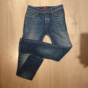 Jack and Jones 31/32 SLIM  - Dehär Jack and Jones jeansen är i bra skick och ligger för ett strålande pris, 309kr. Storlek 31/32. Om du har några frågor kan du alltid meddela mig!