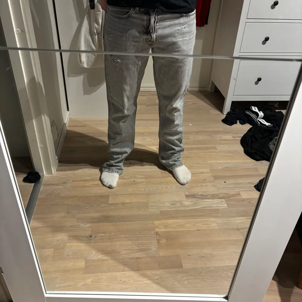 Säljer ett par grå jeans från Zara i storlek EUR 42. De har en sliten look med några snygga slitningar på framsidan. Perfekta för en casual stil och passar till det mesta. . Jeans & Byxor.