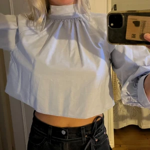 Ljusblå croppad blus - Ljusblå croppad blus ifrån zara med knytning i ryggen, storlek S🩵